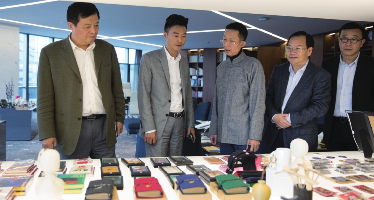 侯光明书记（左一）一行参观集团文创衍生品.png